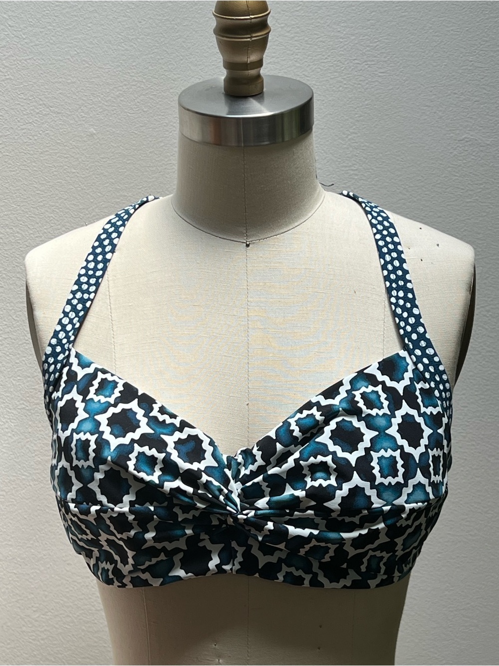 Women’s Teal &Black Geo Print Twist-Front Bikini Top (no tag/estimate 34D/DD